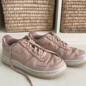 womens air force 1’s.
